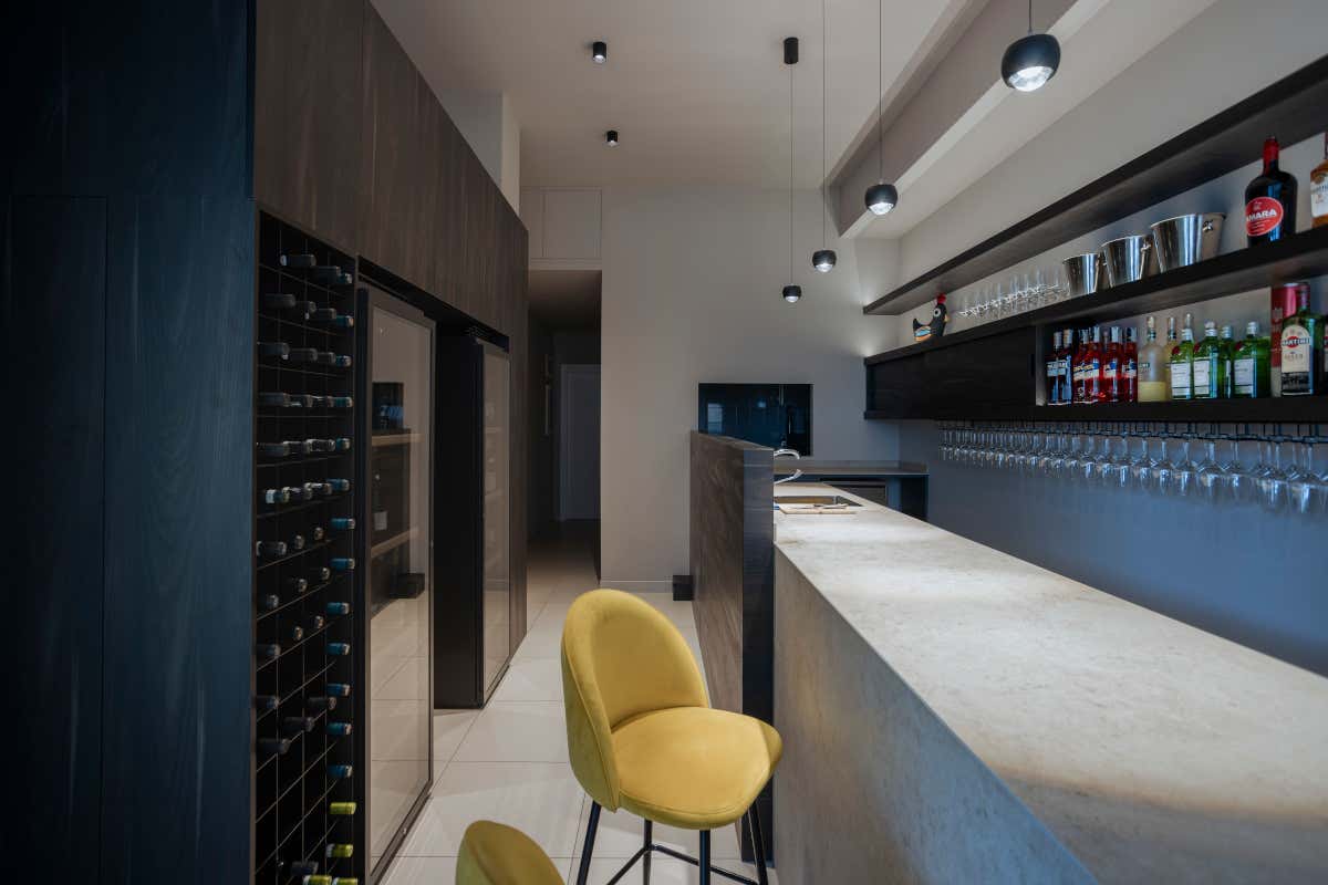 Sala e bancone di Ombrae, la nuova enoteca con cucina nel cuore di Matera