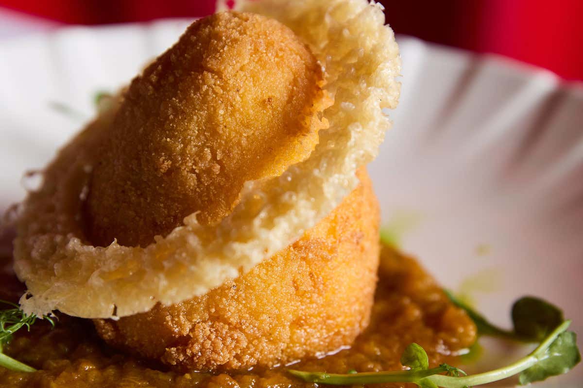 Arancino con ripieno di ossobuco e cremoso di gremolada