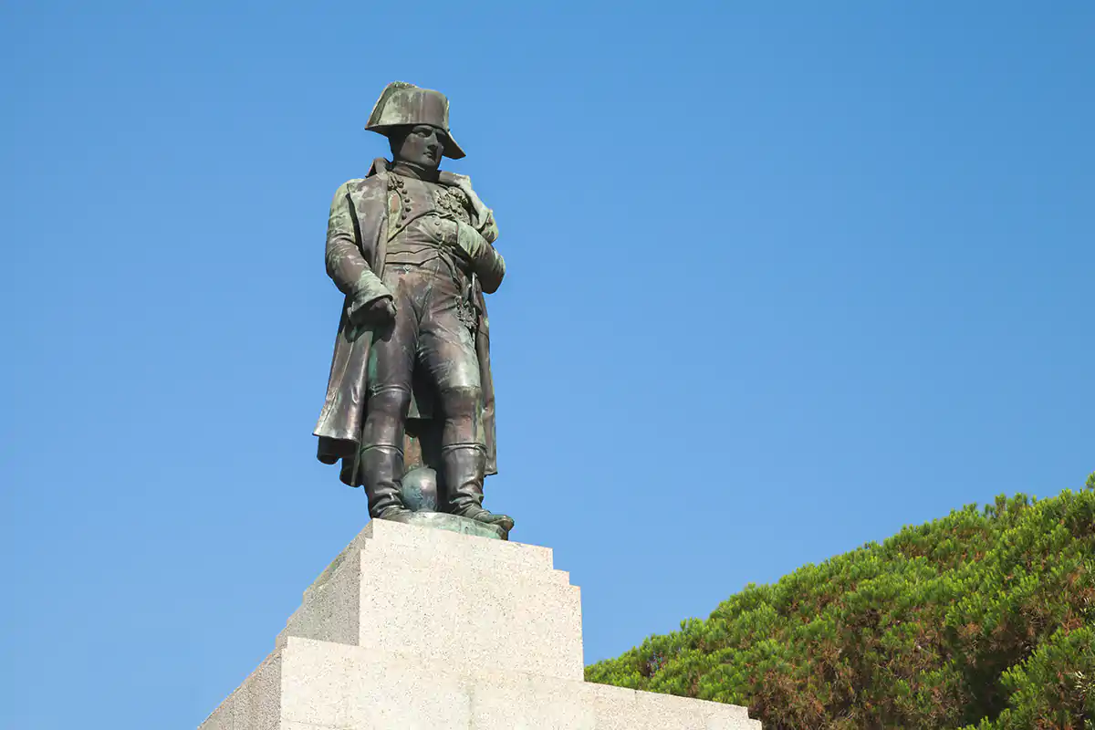 Una statua di Napoleone Bonaparte Cocktail, torte e pollo alla MarengoRoma ricorda Napoleone Bonaparte