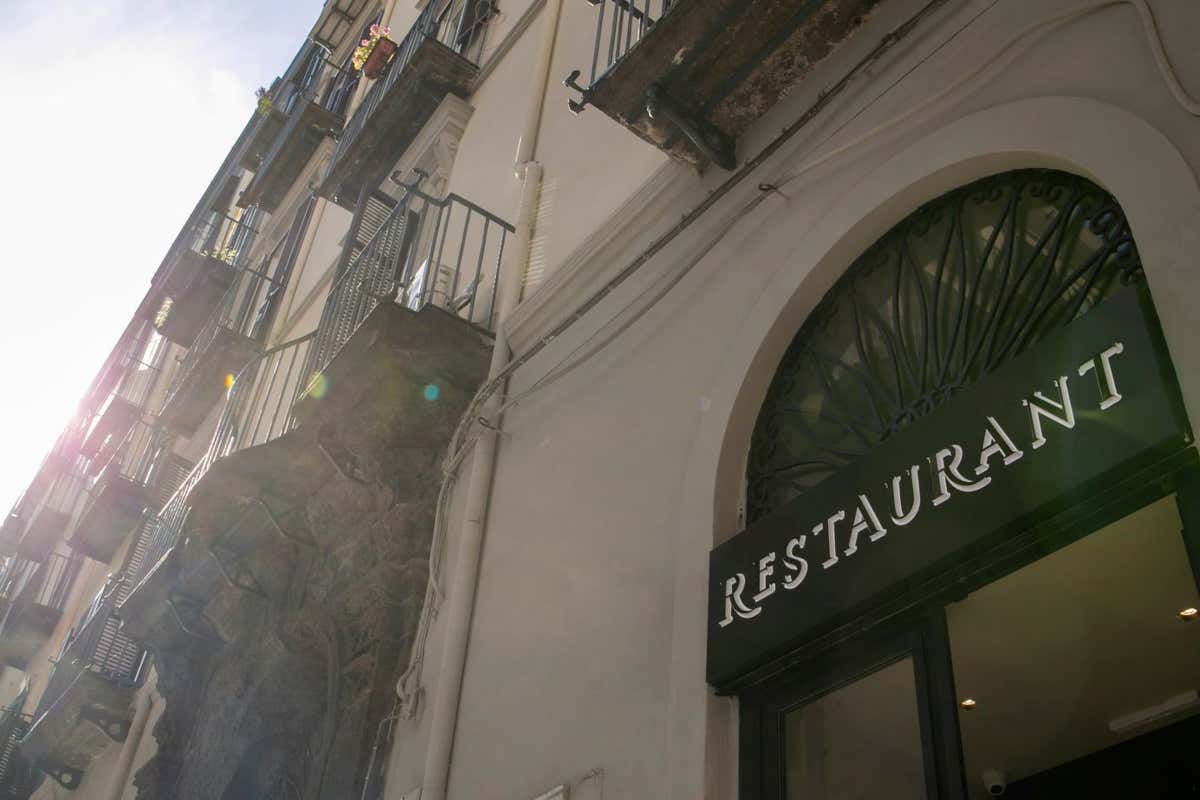 L'ingresso del My Seacret di Napoli My seacret: il locale giusto per i napoletani gourmet L'ingresso del My Seacret di Napoli My seacret: il locale giusto per i napoletani gourmet