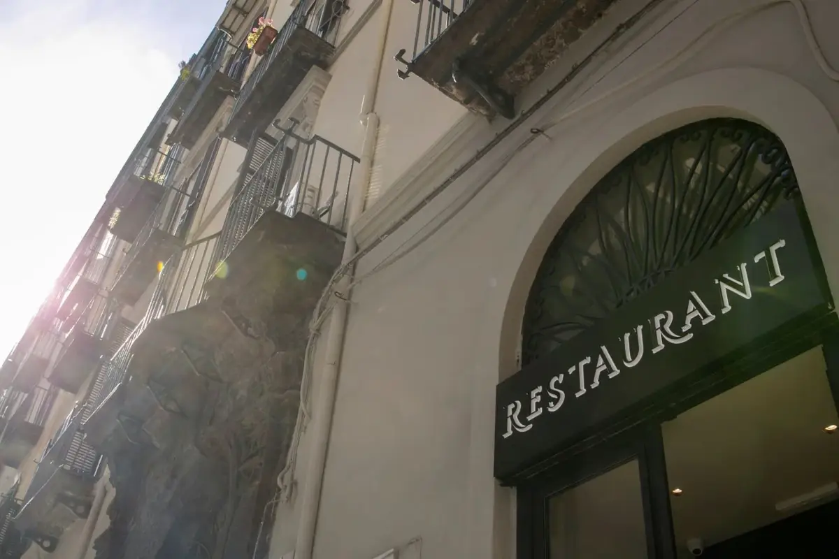 L'ingresso del My Seacret di Napoli My seacret: il locale giusto per i napoletani gourmet