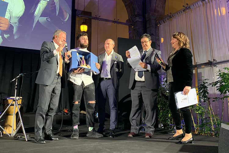 Alberto Lupini sul palco con il vincitore (Napoli,)