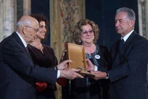 Giorgio Napolitano, a sinistra, premia Gianni Zonin (foto Ansa) Giorgio Napolitano, a sinistra, premia Gianni Zonin (foto Ansa)