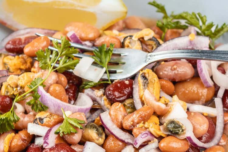 Insalata di fagioli, cipolle e cozze