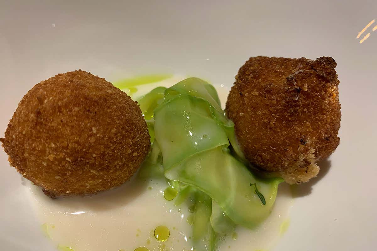 Nastri di zucchina trombetta, latte di mandorla e crocchette di crema di riso La cucina di Koin&egrave; parla la lingua delle emozioni