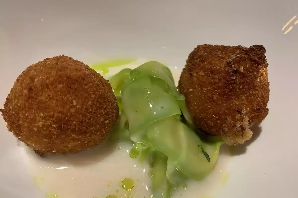 Nastri di zucchina trombetta, latte di mandorla e crocchette di crema di riso La cucina di Koin&egrave; parla la lingua delle emozioni