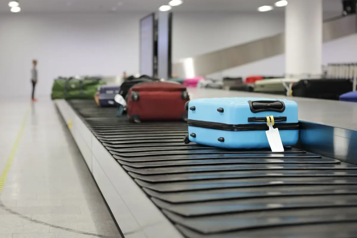 Caos voli, persi 3 milioni di bagagli negli aeroporti d'Europa