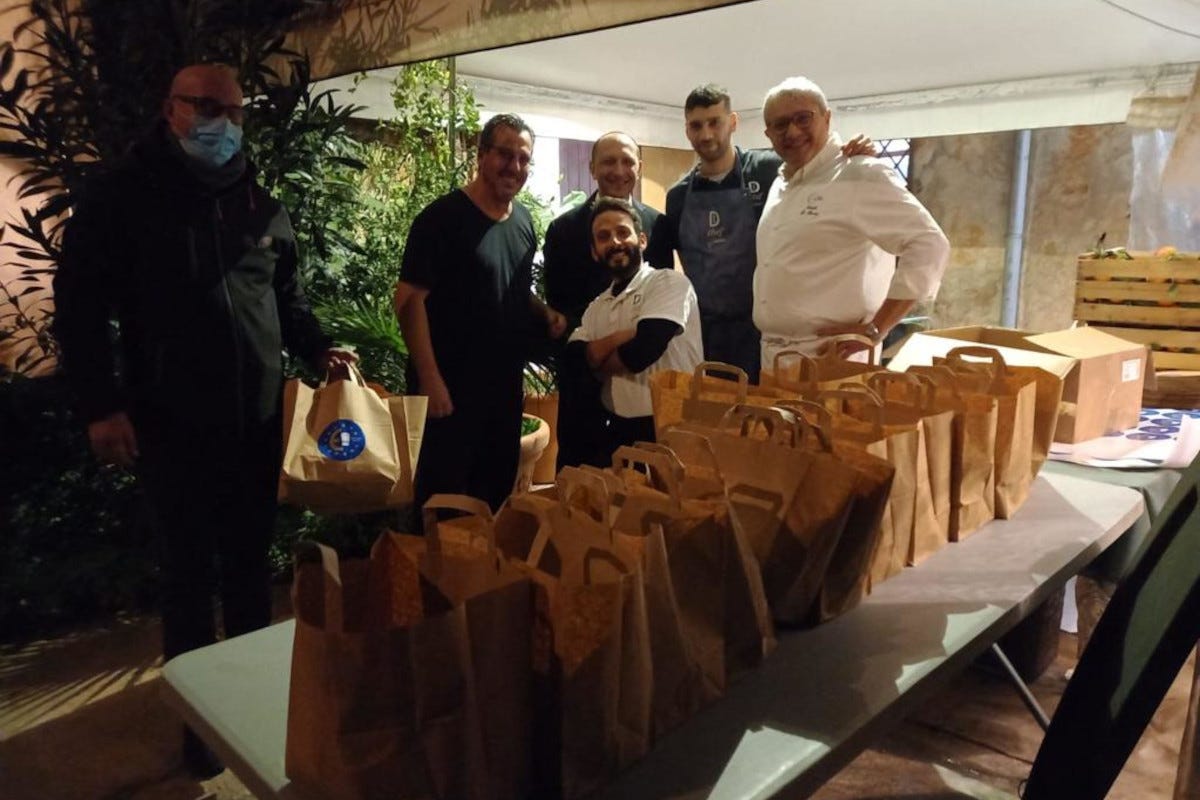 Natale Di Maria e la sua brigata dopo aver preparato i pasti  Euro-Toques dona 500 pasti alle famiglie bisognose e ai senza tetto di Palermo