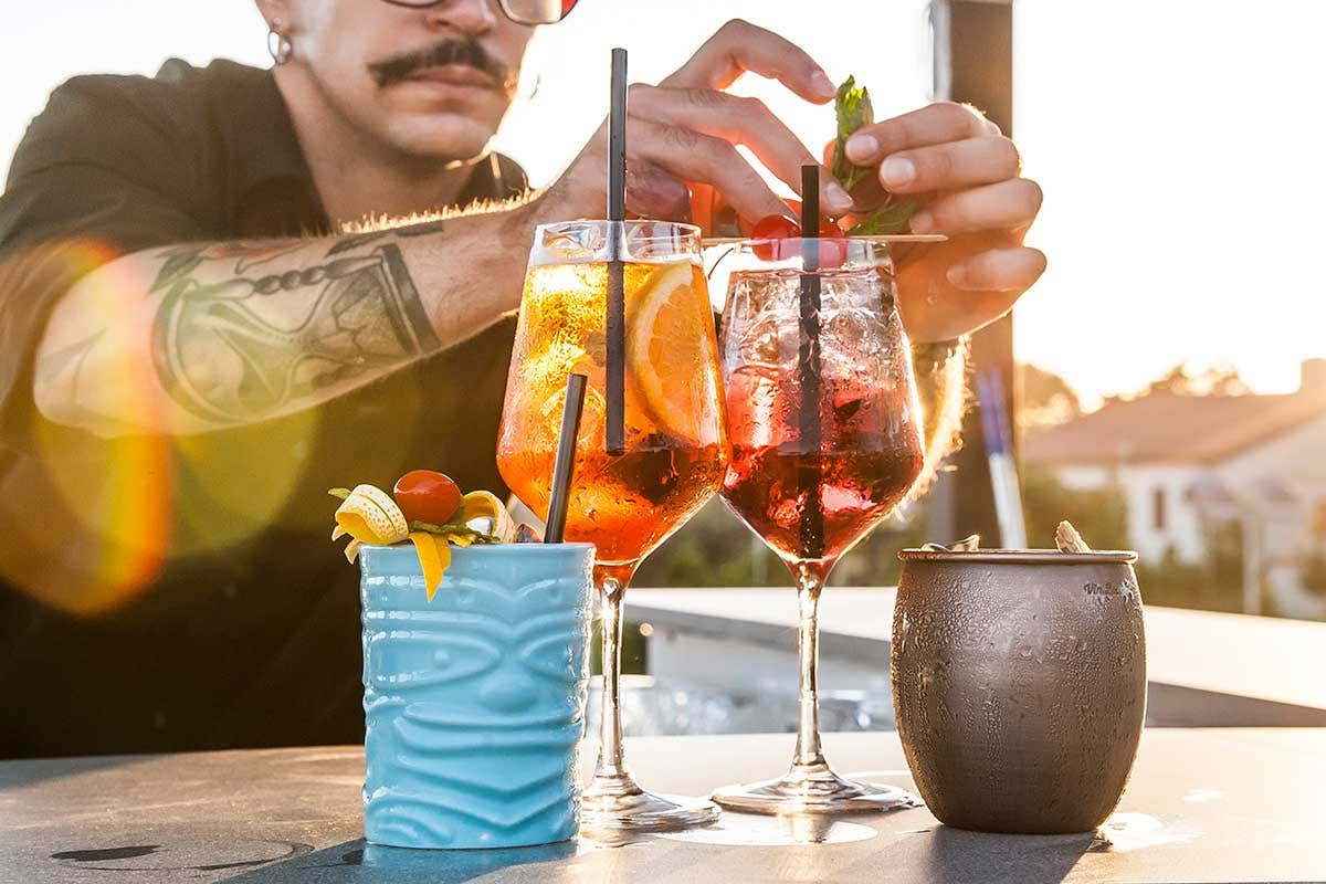 I cocktail del Nativo da gustarsi sul rooftop Voglia di buon cibo, champagne e drink? Fermata da Nativo a Fiumicino