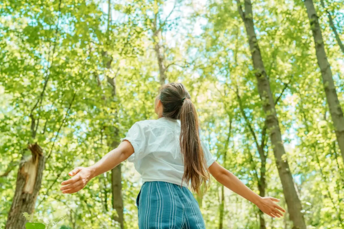 Un contatto costante con la natura &egrave; sufficiente a ridurre il principale ormone dello stress, il cortisolo Venti minuti al giorno immersi nella natura sono una pillola anti-stress