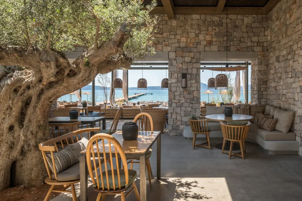 Scorci di rara bellezza W Costa Navarino, un rifugio greco tra wild e design locale