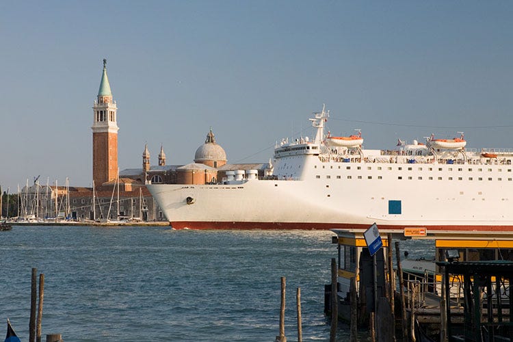 Stop alle Grandi Navi a Venezia Grandi Navi lontano fuori da Venezia: c'è l’ok del Governo Draghi