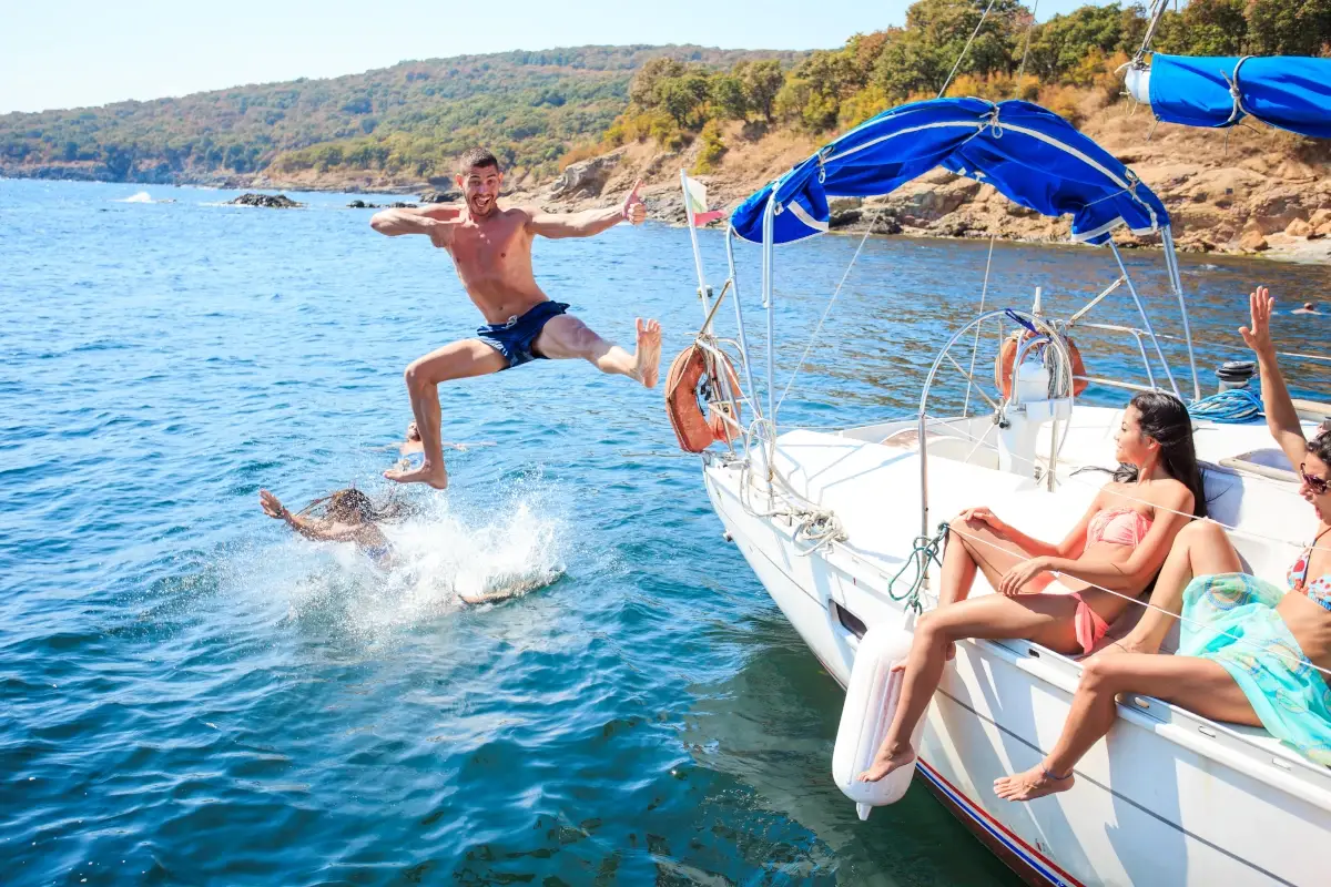 Divertimento assicurato Vademecum per i neo-naviganti:?i 5 consigli di Boataround per vivere al meglio il battesimo del mare