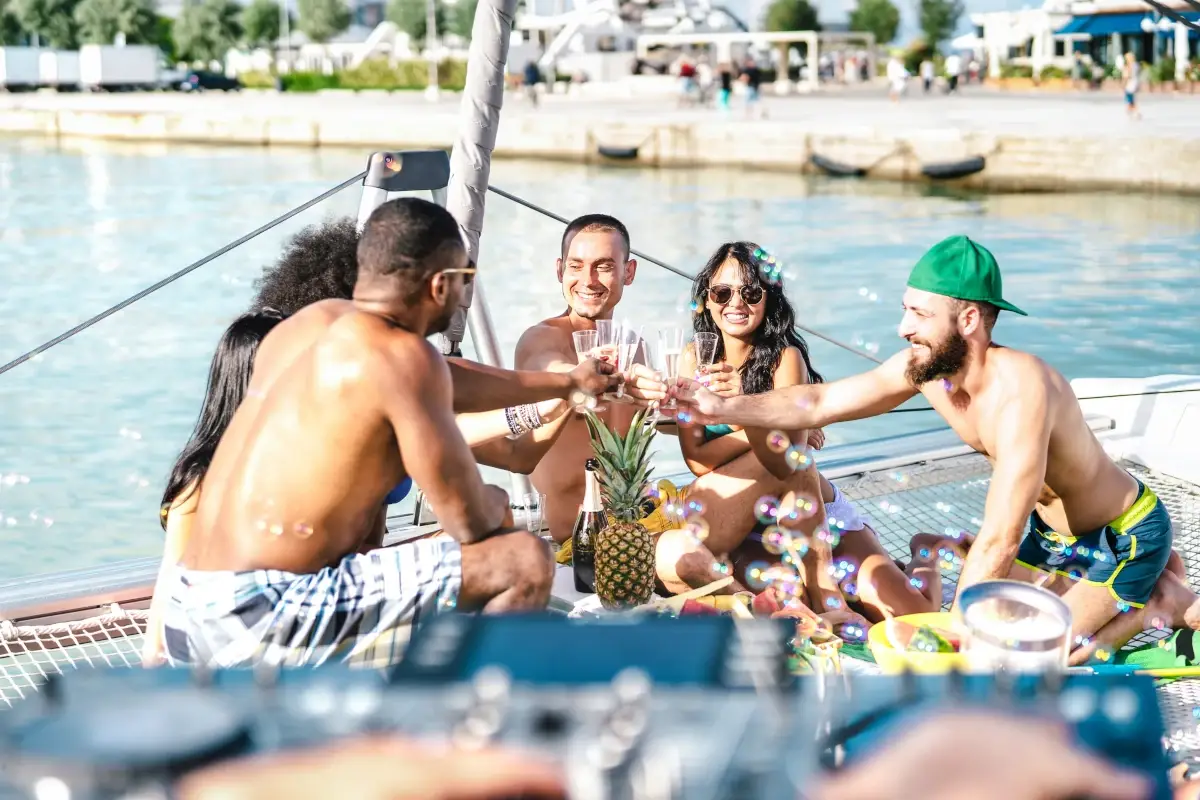 Ideale organizzarsi col cibo Vademecum per i neo-naviganti:?i 5 consigli di Boataround per vivere al meglio il battesimo del mare