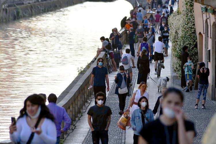 A Milano sui Navigli, con e senza mascherina - Movida, mascherina per pochi Si riconvertono le prime discoteche