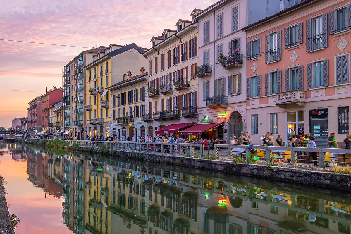 A Milano, c'&egrave; chi azzarda con le cene-intrattenimento (un ritorno agli anni 80-90?) Ristorazione e alberghi, fra chiusure e aperture trend positivo in vista dell'autunno