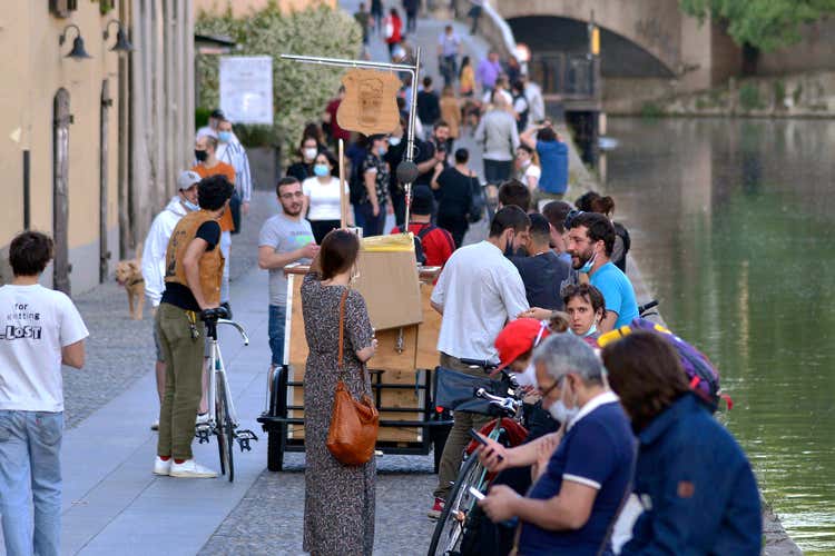 Polemiche per i Navigli affollati - L'Italia delle guerre civili Siamo davvero così irresponsabili? Polemiche per i Navigli affollati - L'Italia delle guerre civili Siamo davvero così irresponsabili?