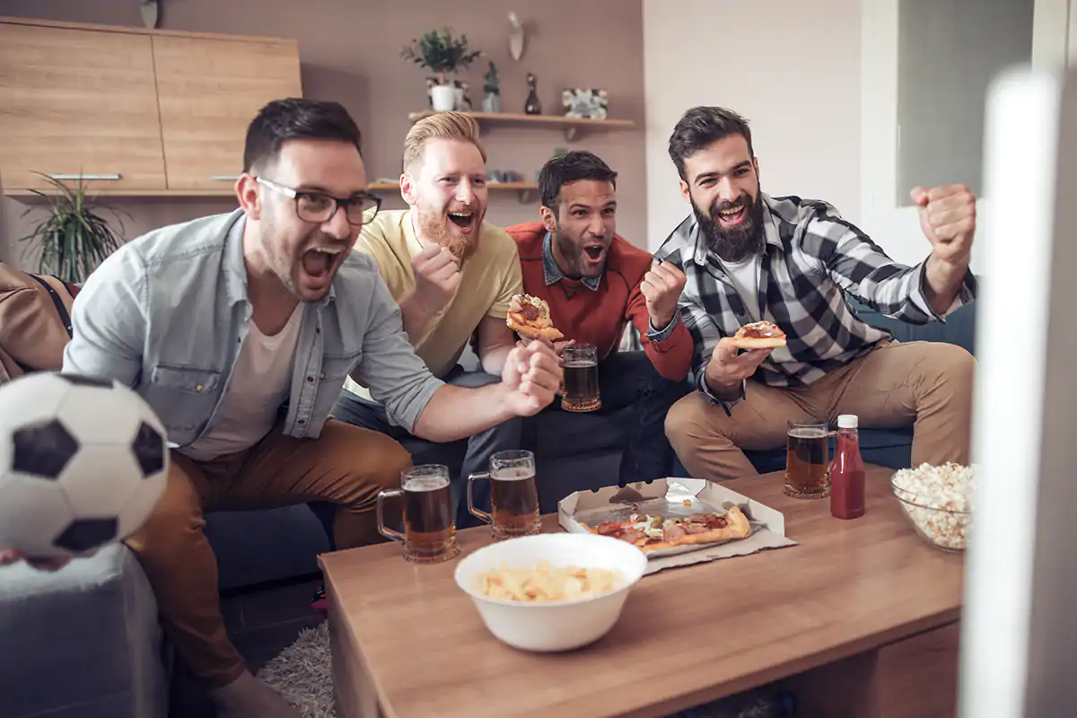 Birra e pizza, l'accoppiata perfette per seguire la Nazionale di calcio agli Europei Birra, pizza e tifo per gli Azzurri. Italiani pronti al debutto europeo