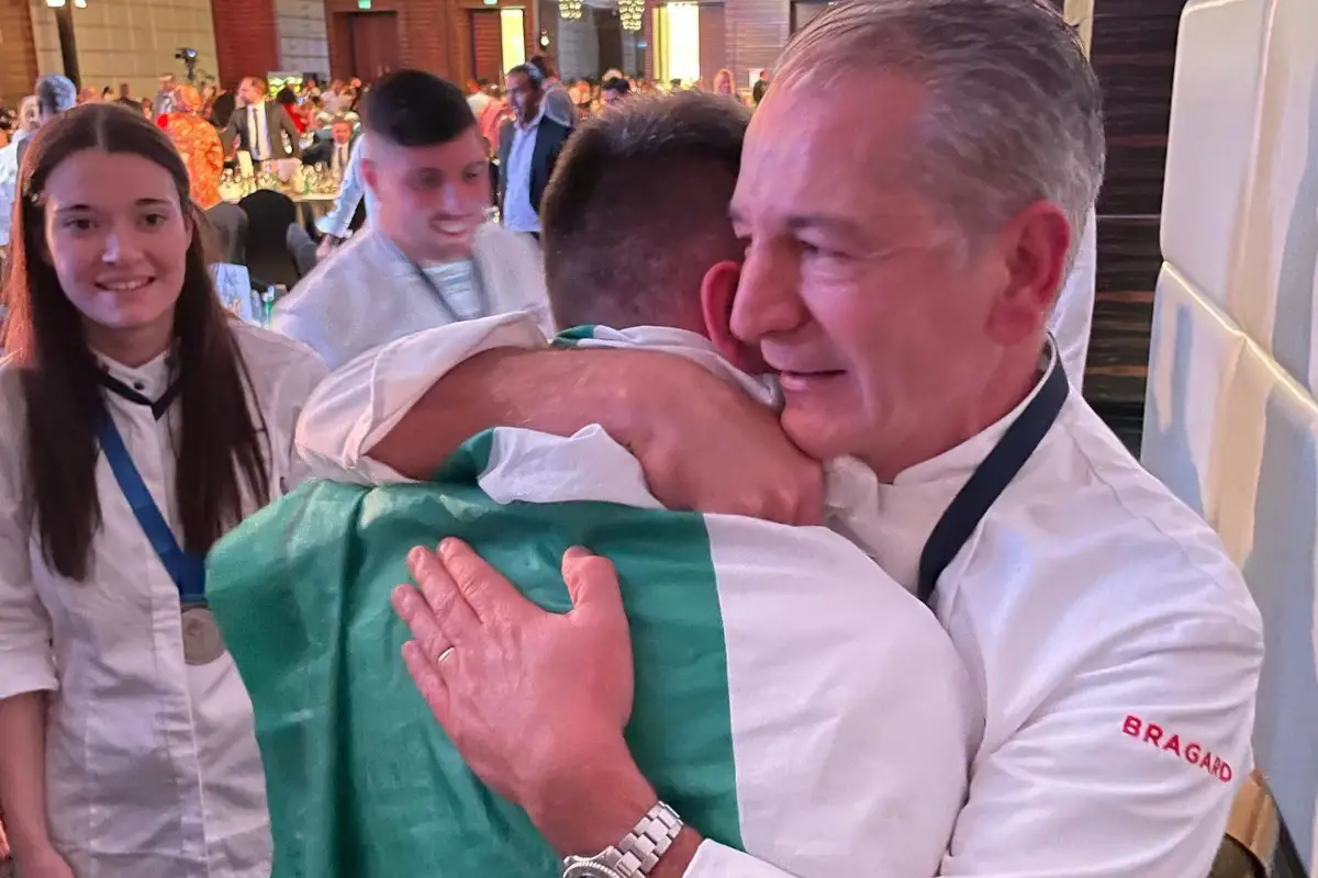 Il general manager Gianluca Tomasi, abbraccia un azzurro La Nazionale italiana cuochi trionfa al Global Chef Challenge