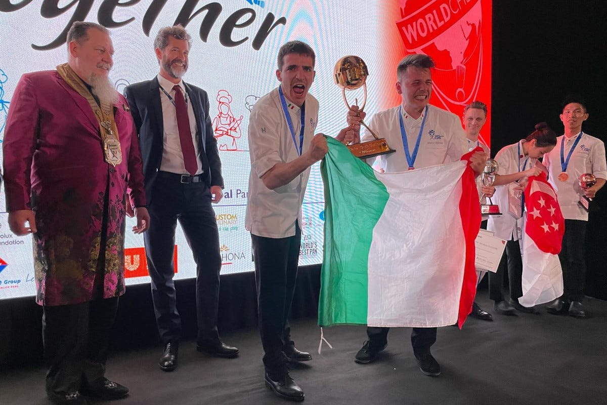 Giorgia Ceccato alza la coppa per la categoria Junior La Nazionale italiana cuochi trionfa al Global Chef Challenge