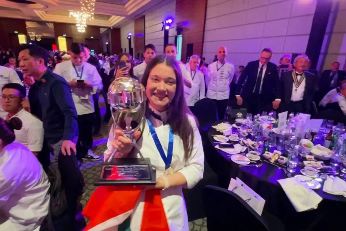 Giorgia Ceccato con la coppa degli Junior La Nazionale italiana cuochi trionfa al Global Chef Challenge