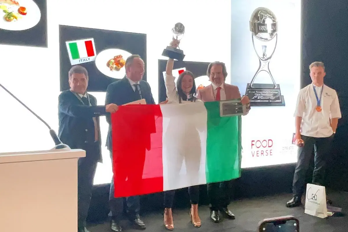Giorgia Ceccato alza la coppa per la categoria Junior La Nazionale italiana cuochi trionfa al Global Chef Challenge