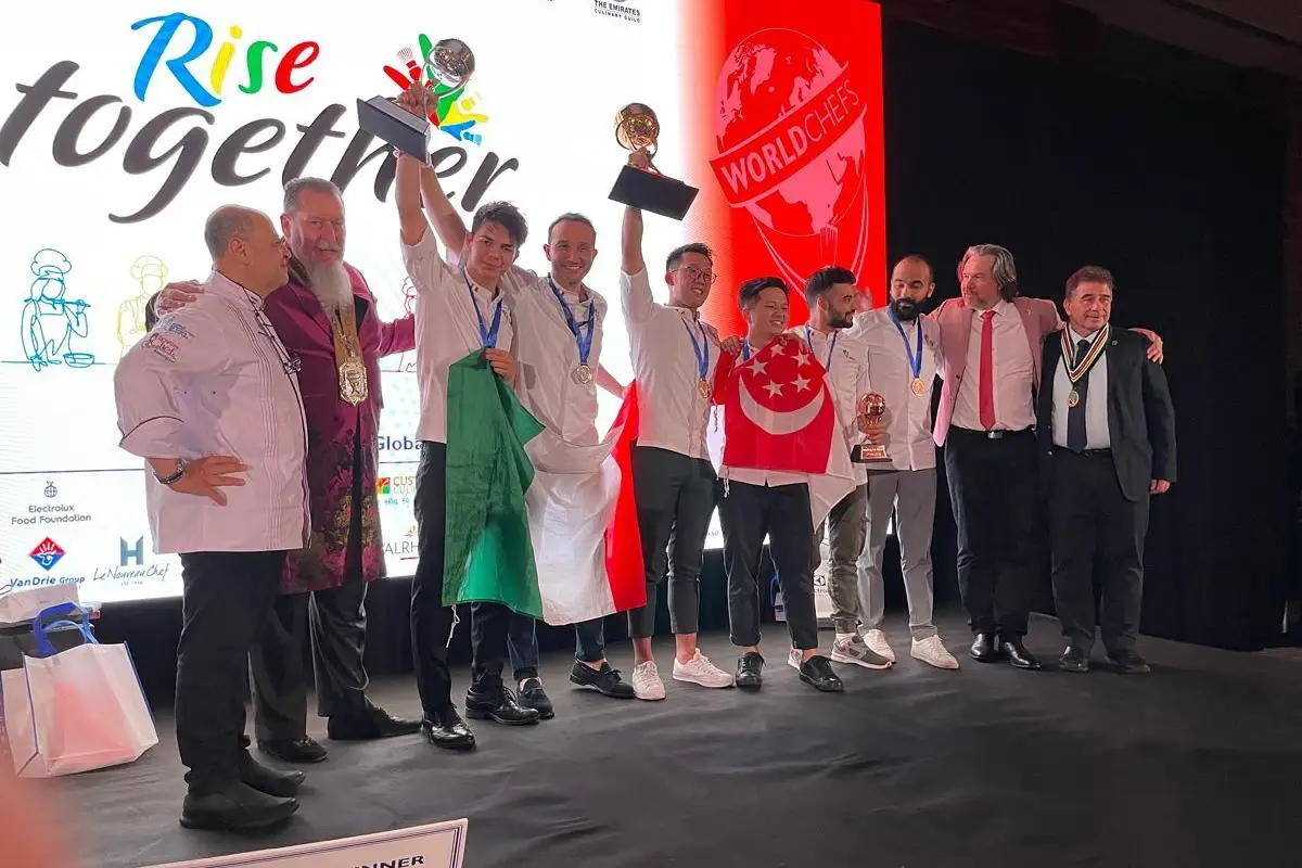 Antonio Dell'Oro e Luca Bnà alzano la coppa di Pasticceria La Nazionale italiana cuochi trionfa al Global Chef Challenge