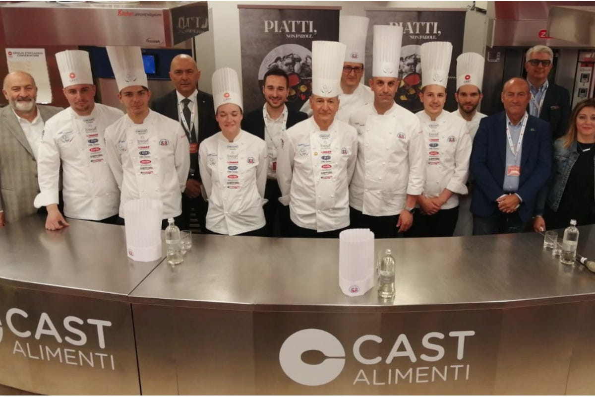 Foto di gruppo con lo staff di Cast Alimenti e gli sponsor Global Chef Challenge, la nazionale italiana cuochi: “Andiamo per vincere”