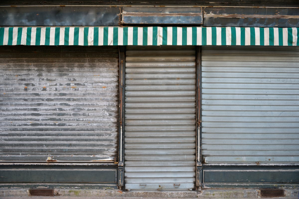 Un negozio chiuso I centri storici sono un deserto: scomparsi 100mila bar, negozi e ristoranti