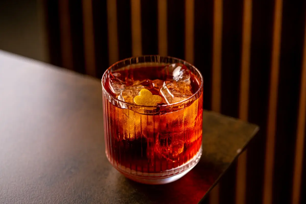 Il bartender della Terrazza Les &Eacute;toiles Valerio Visentin, in occasione della settimana di celebrazioni del famoso drink, ne propone una sua speciale variante: il Negroni nel bosco 