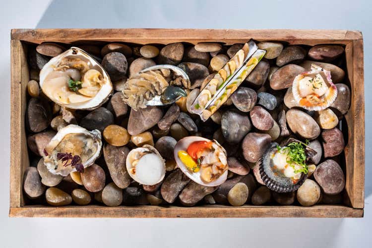 Crudo in guscio, uno dei piatti di Davide Tangari (Nel nuovo menu di Davide Tangaridue omaggi a Negroni e Nardini)