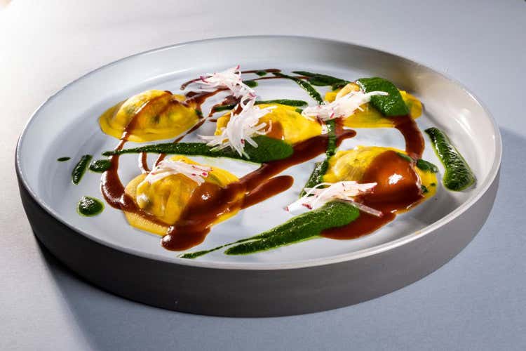 Bottoni di daikon con verdure e il suo fondo (Nel nuovo menu di Davide Tangaridue omaggi a Negroni e Nardini)