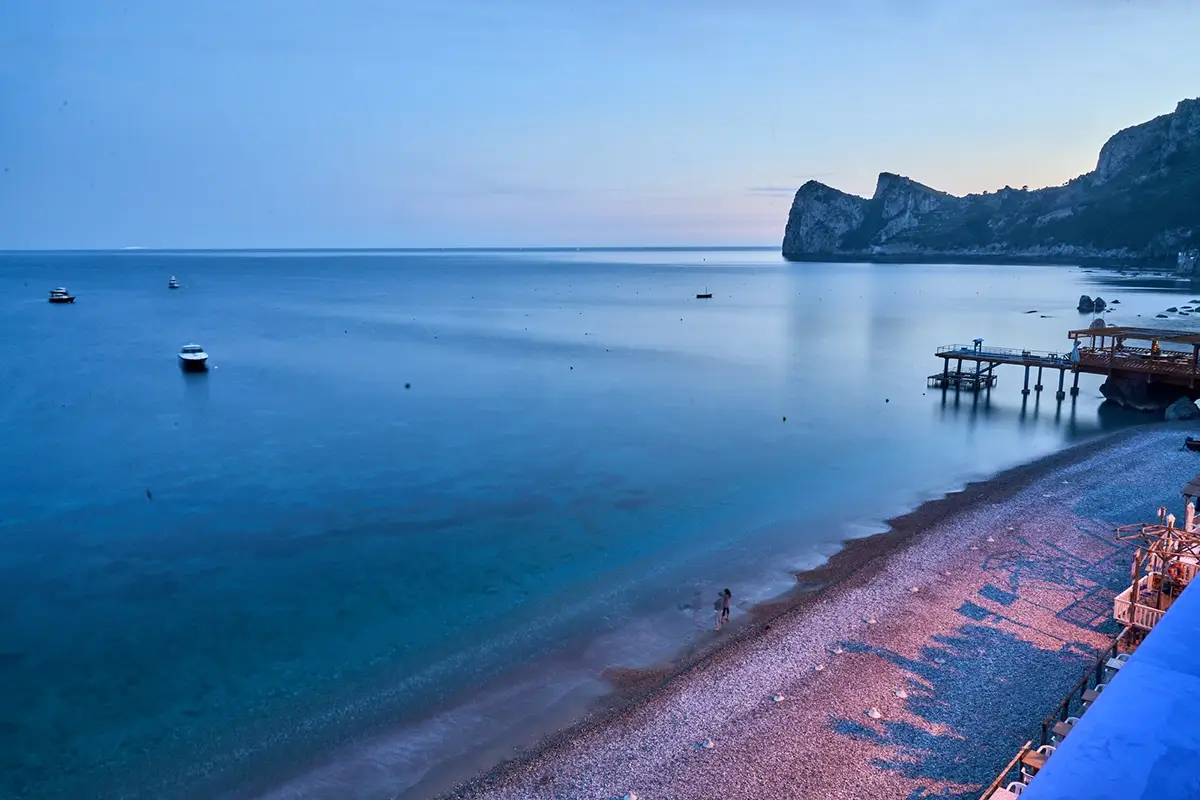 La spiaggia Marina del Cantone Dove porta la rotta per la felicit&agrave;? Alla Taverna del Capitano
