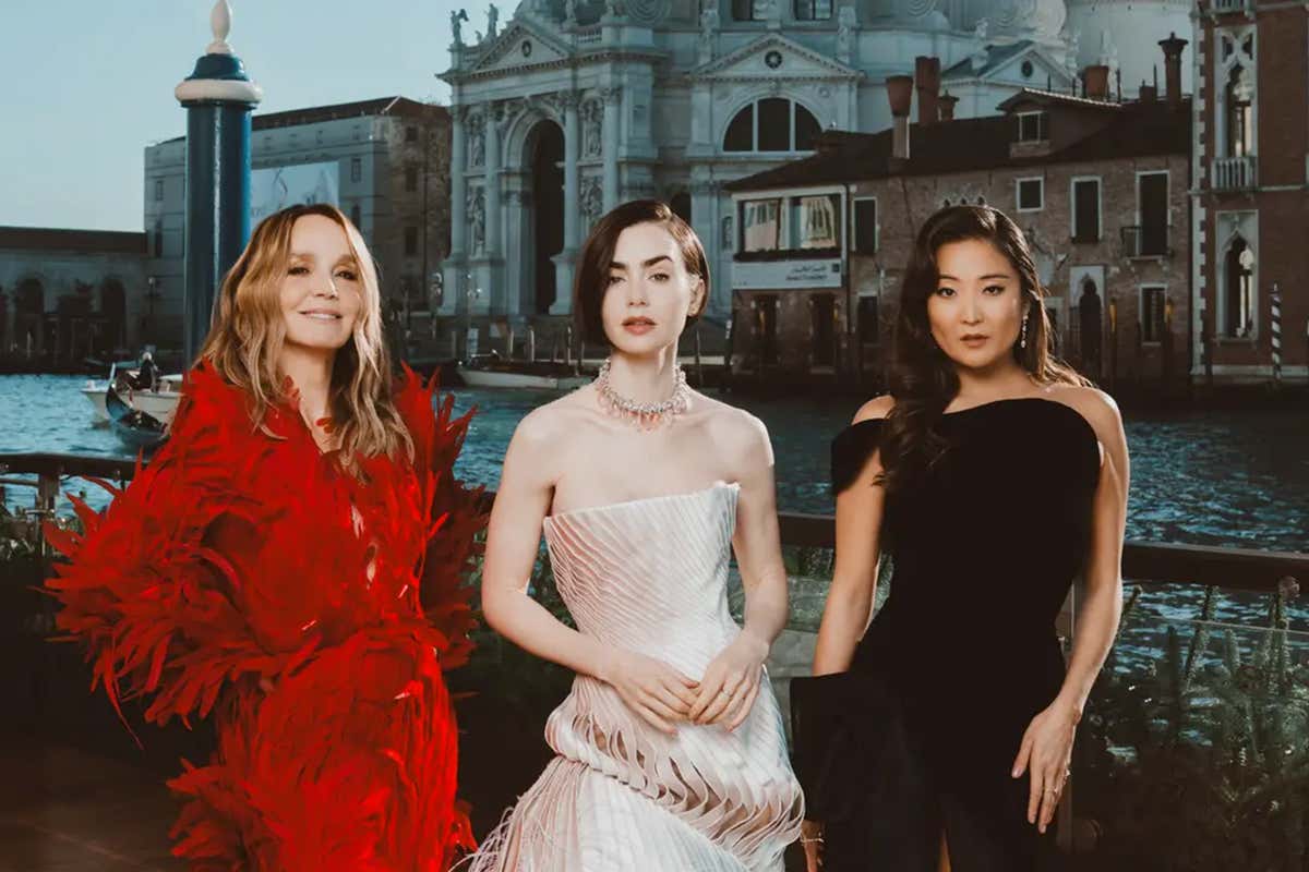 Emily in gondola: a Venezia lo charme non si tagga, si vive tra una calle e un bacaro