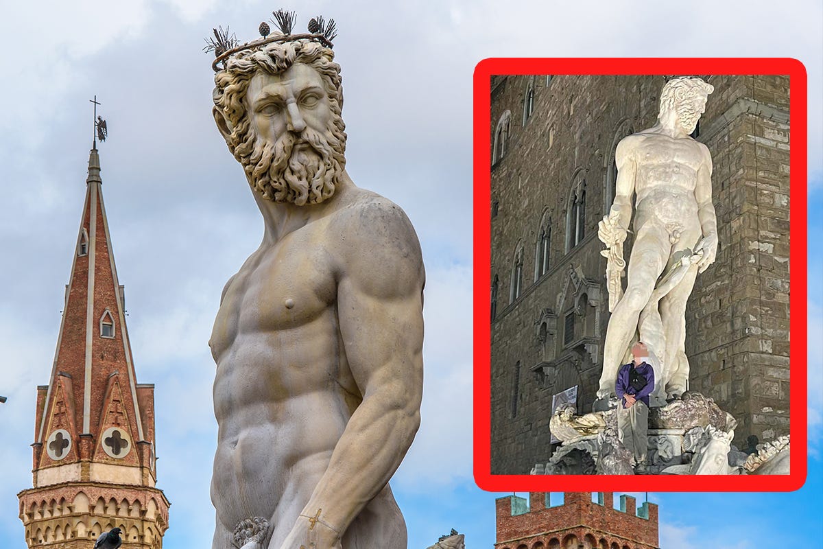 Turista tedesco sulla statua di Nettuno per farsi una foto: danni per 5mila euro