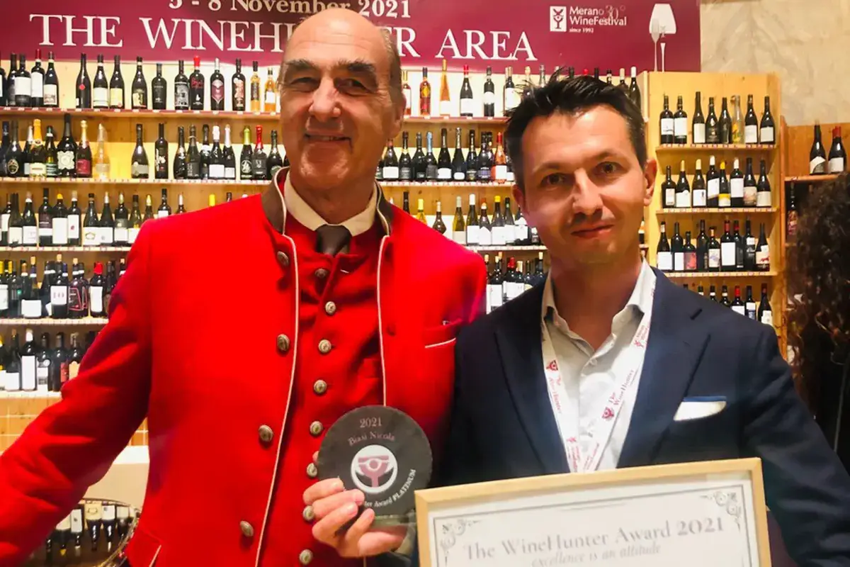 Da sinistra, Helmuth K&ouml;cher patron di Merano WineFestival insieme a Nicola Biasi Nicola Biasi vince la scommessa del biologico con il Vin de la Neu