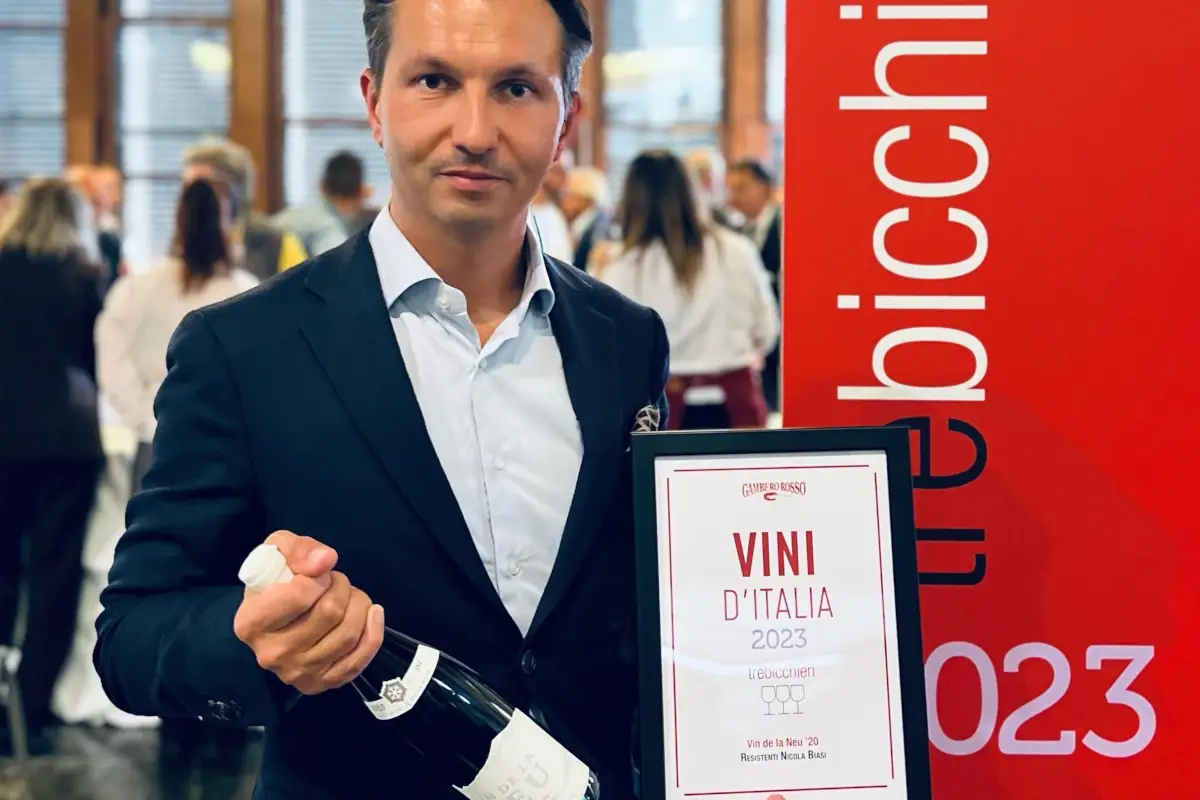 Nicola Biasi con il riconoscimento dei Tre Bicchieri del Gambero Rosso&nbsp; Vin de la Neu, i primi Tre Bicchieri per la Val di Non