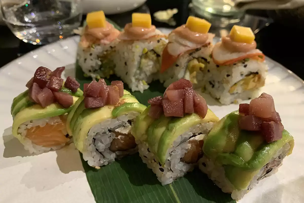 Nigiri triglia e tonno, gunkan con uova di quaglia È a due corsie la cucina de Il Vizio Milano