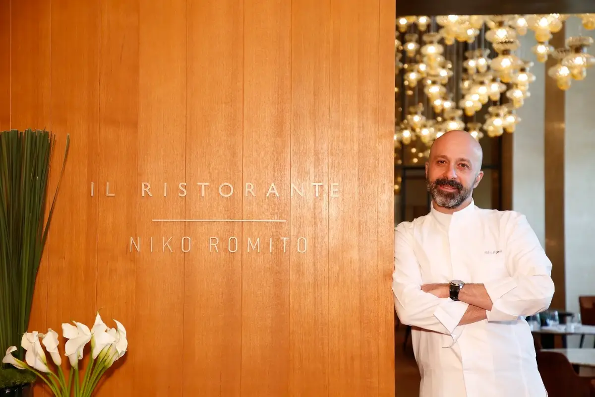 Niko Romito davanti a Il Ristorante - Niko Romito di Pechino Per il terzo anno consecutivo il ristorante - Niko Romito conferma la stella Michelin