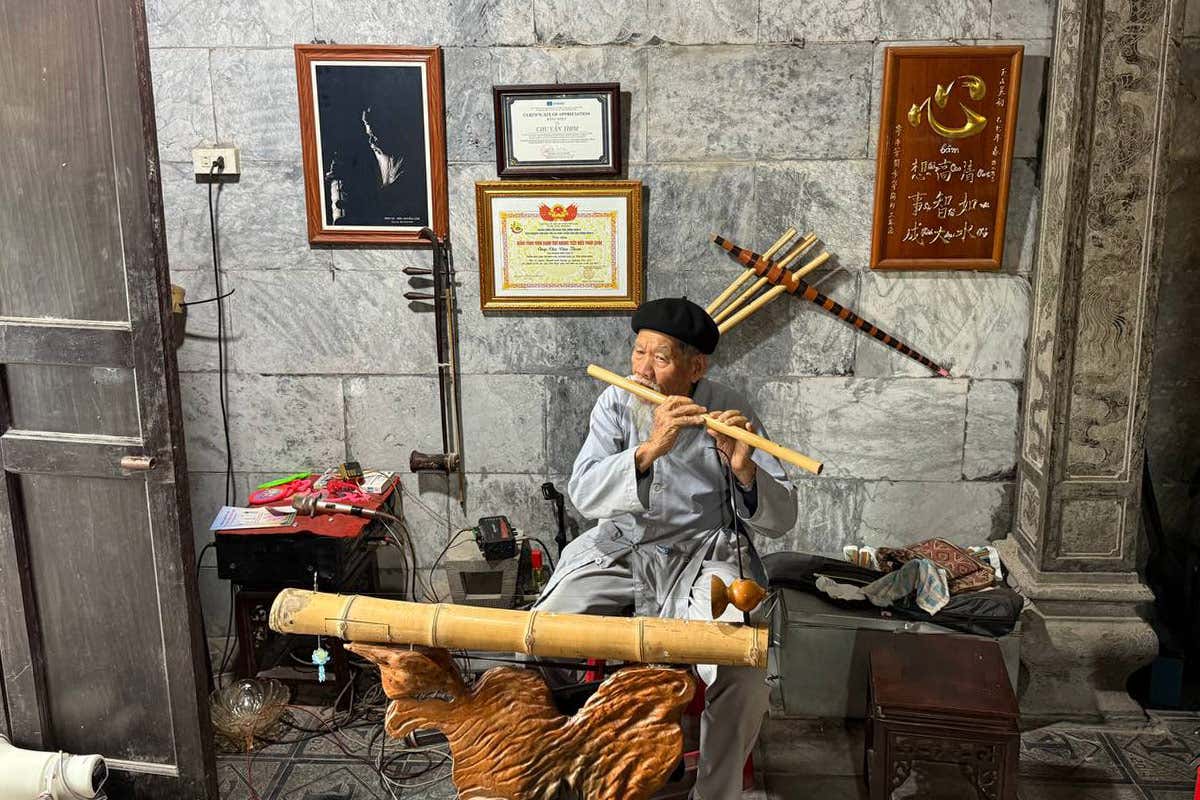 Un maestro suona in una pagoda a Nimh Binh