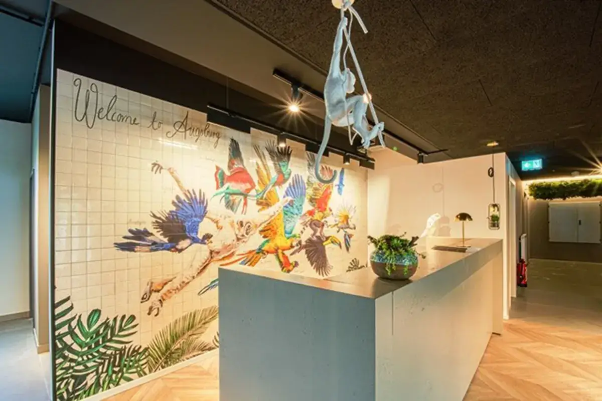 Nella hall d'ingresso le illustrazioni di Romina Rosa Viaggio in Baviera? La tappa giusta &egrave; negli hotel di Augsburg