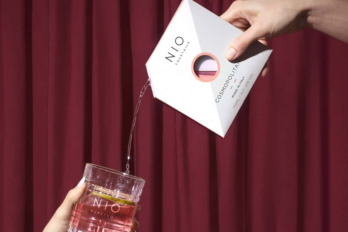 Lasemplicità di un gesto e di una formula che richiede solo l'aggiunta di ghiaccio NIO Cocktails, il drink che nasce già pronto, sbarca negli Stati Uniti Lasemplicità di un gesto e di una formula che richiede solo l'aggiunta di ghiaccio NIO Cocktails, il drink che nasce già pronto, sbarca negli Stati Uniti