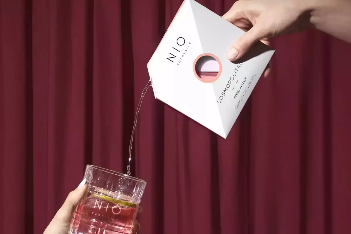 Lasemplicit&agrave; di un gesto e di una formula che richiede solo l'aggiunta di ghiaccio NIO Cocktails, il drink che nasce gi&agrave; pronto, sbarca negli Stati Uniti