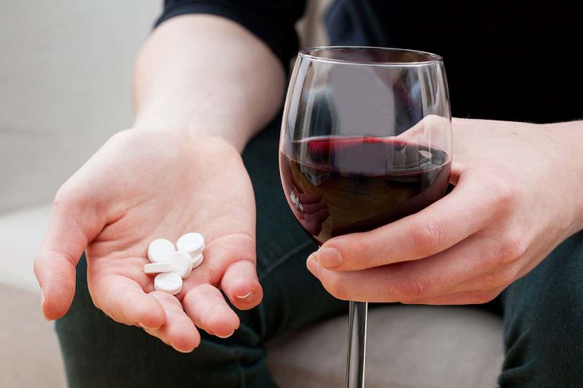 No ai farmaci con gli alcolici Le regole del non bere, ovvero come preservare la salute dopo i 50 anni