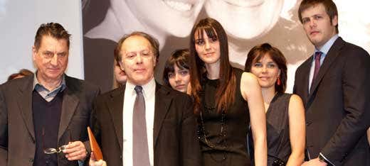 Da sinistra Claudio Magris, Javìer Marias, Sofia Cendali Nonino, Chiara Bardelli Nonino, Elisabetta Nonino e Davide Bardelli Nonino Da sinistra Claudio Magris, Javìer Marias, Sofia Cendali Nonino, Chiara Bardelli Nonino, Elisabetta Nonino e Davide Bardelli Nonino