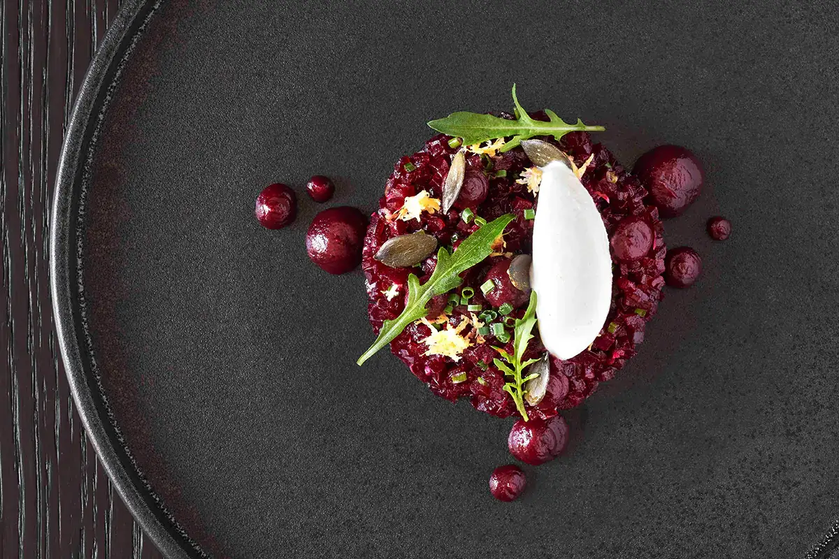 Battuta di barbabietola affumicata, ciliegie, gelato di Roccaverano, semi al Ristorante L&rsquo;Orto Due ristoranti, una sola filosofia gastronomica. La proposta del boutique hotel Nordelaia