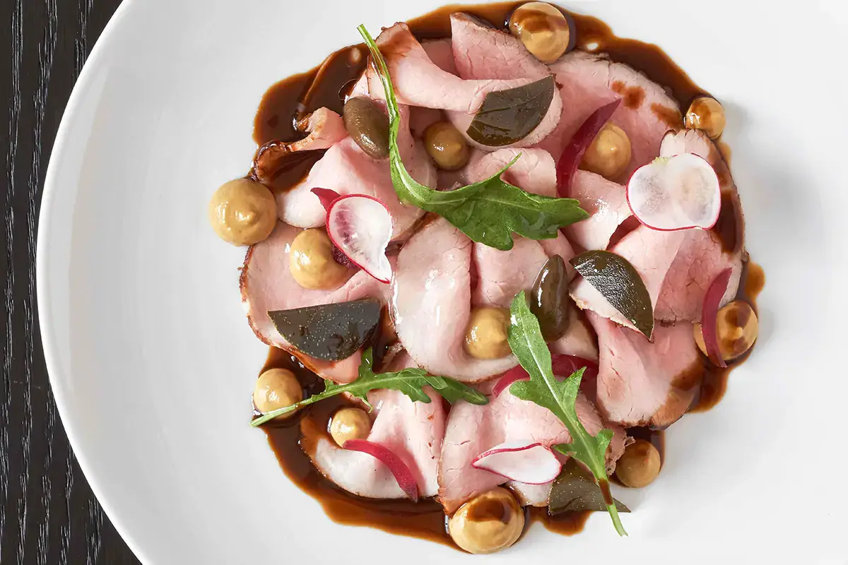 Vitello tonnato Nordelaia al Bistrot Due ristoranti, una sola filosofia gastronomica. La proposta del boutique hotel Nordelaia