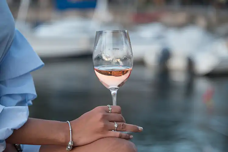 Sono cento i concerti live di artisti emergenti in programma sui plateatici all&rsquo;ora dell&rsquo;aperitivo serale Torna l&rsquo;aperitivo di VeronaTra musica e Chiaretto
