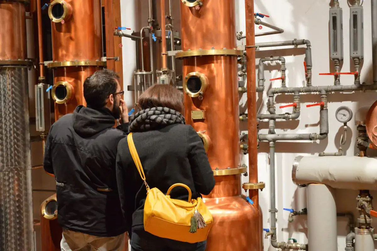 Cinque le distillerie protagoniste dell'evento Nel borgo di Santa Massenza si accendono gli alambicchi e si celebra la grappa trentina