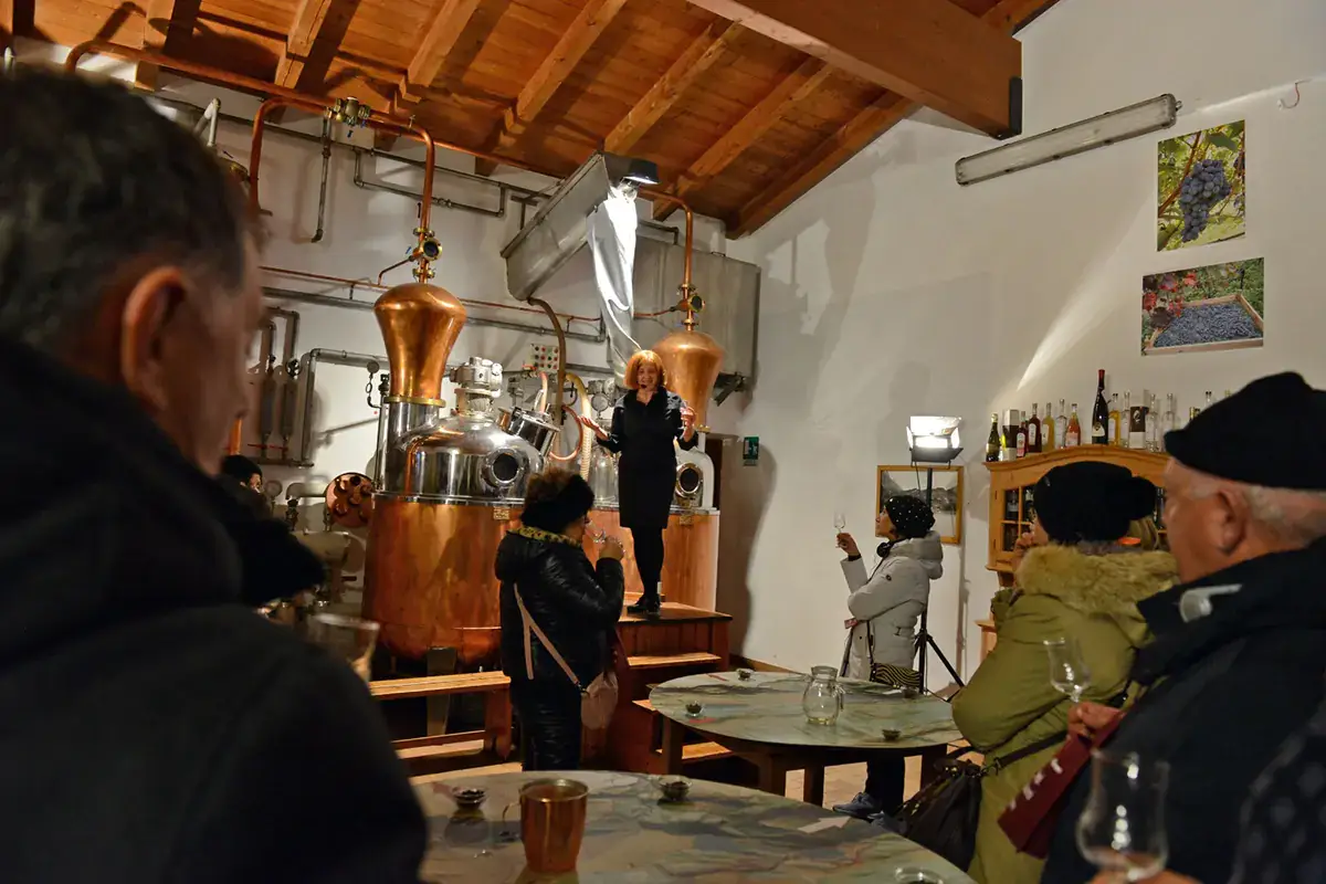 La notte degli alambicchi accesi si tiene dal 4 all'8 dicembre 2021 (Credits: MMiori) Nel borgo di Santa Massenza si accendono gli alambicchi e si celebra la grappa trentina